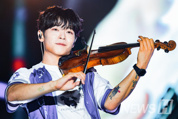 ▲ Leader Shin Ye-chan plays the violin. 