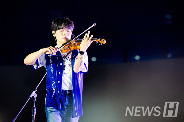 ▲ Vibrant lighting energizes the stage with string vibrations. 