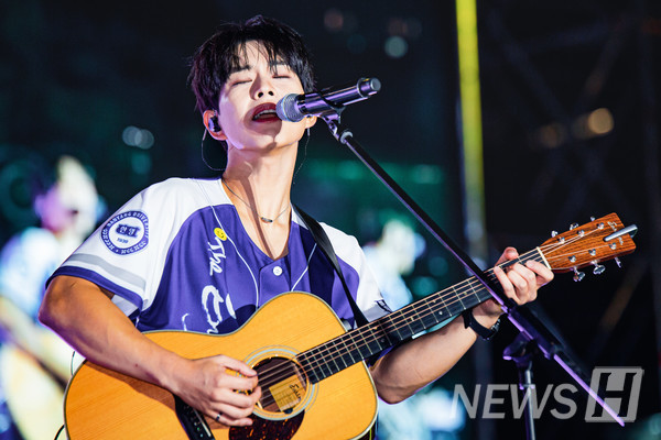 ▲ Vocalist Choi Sang-yeop sings with his acoustic guitar. 