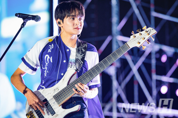 ▲ Bassist Jo Won-sang performs alongside his bandmates. 