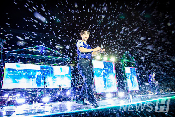 ▲ Responding to excitement, Choi Sang-yeop bursts a water bottle toward the stands. 