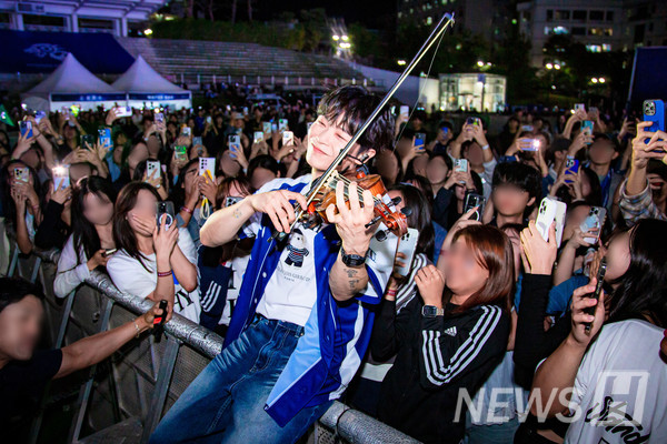 ▲ Leader Shin Ye-chan plays violin among the audience, connecting the artist and crowd in the festive mood. 
