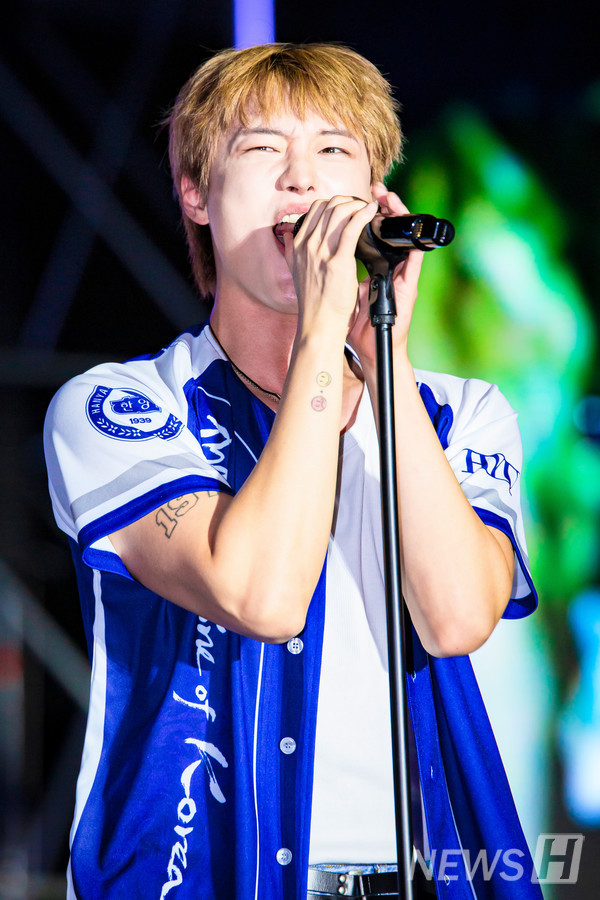 ▲ WOODZ engages lively with the crowd, making them cheer. 