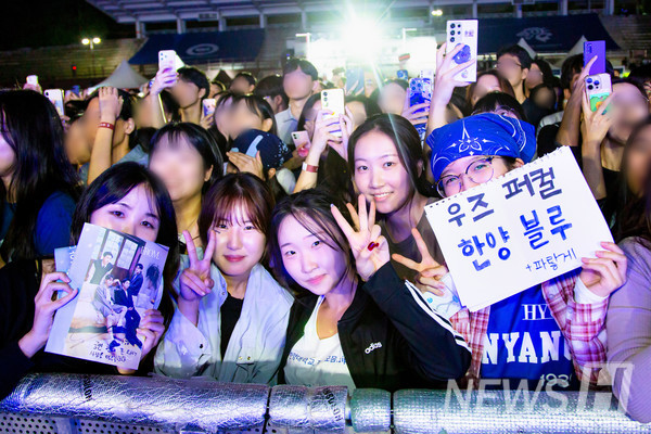 ▲ Baby lions attending the festival with friends. One emphasizes her banner saying “WOODZ's personal color is ‘Hanyang Blue.’” 