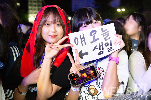 ▲ A student enjoys an unforgettable birthday. 