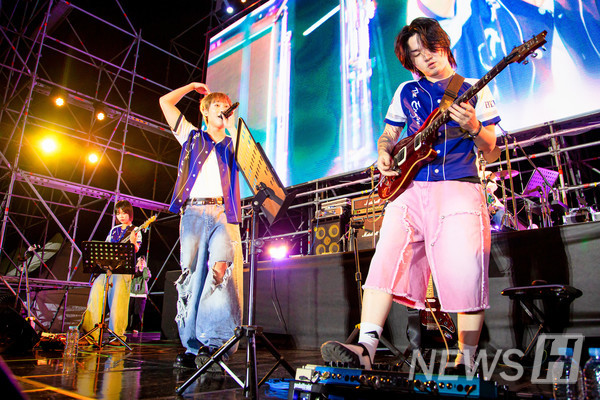 ▲ WOODZ forms a heart with his arm for fans who waited through his military service. 