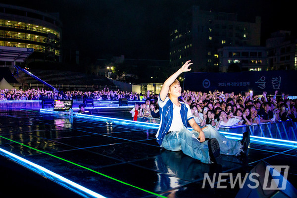 ▲ Before his last song, ‘Drowning,’ WOODZ takes a group photo with the crowd. 