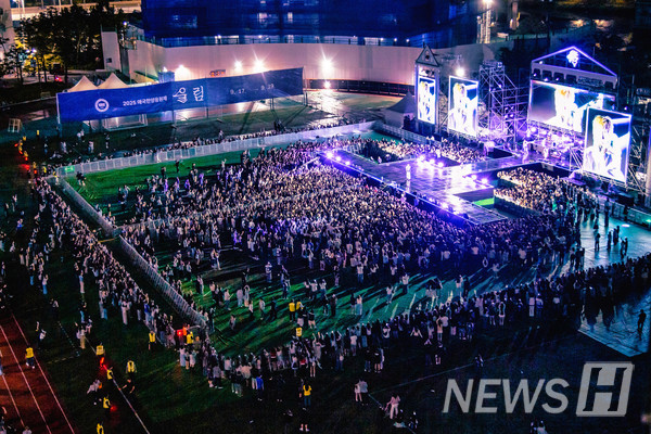 ▲ As his signature track, ‘Drowning,’ plays, Hanyang's wave of blue paints the fall night. 