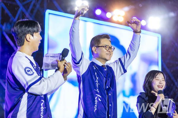 ▲ President Lee Ki-jeong joins the stage to share the festival spirit with students. 