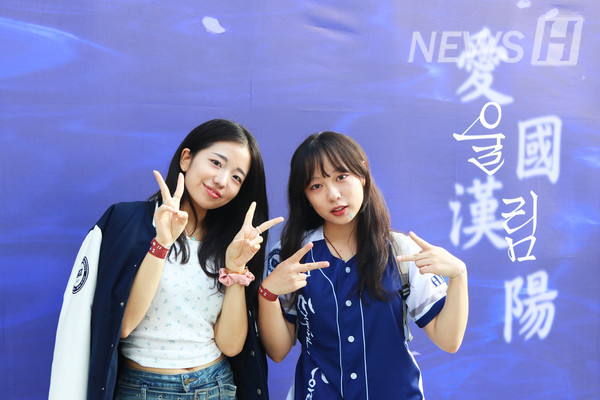 ▲ 파란색을 맞춰 입은 학생들이 축제를 즐기고 있다.