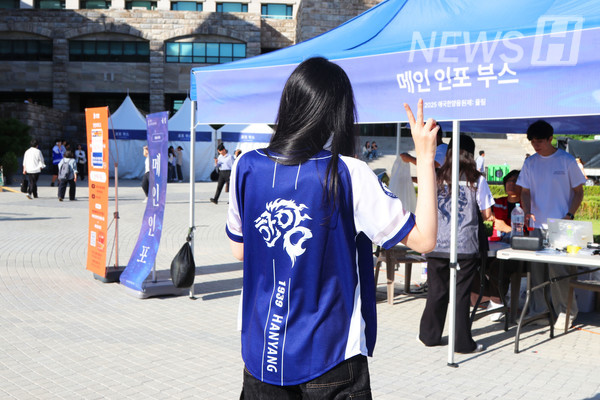 ▲ 야구 유니폼을 입은 학생이 카메라를 향해 아바 토토사이트의 사자를 보여주고 있다.