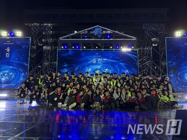 ​▲ 3일간의 뜨거운 축제를 완성한 주역, 제53대 총학생회 HY-R과 축제기획단의 모습. 이들은 2025 애한제의 성공적인 개최와 학생들의 즐거움을 위해 최선을 다했다. ⓒ 정문서 학생