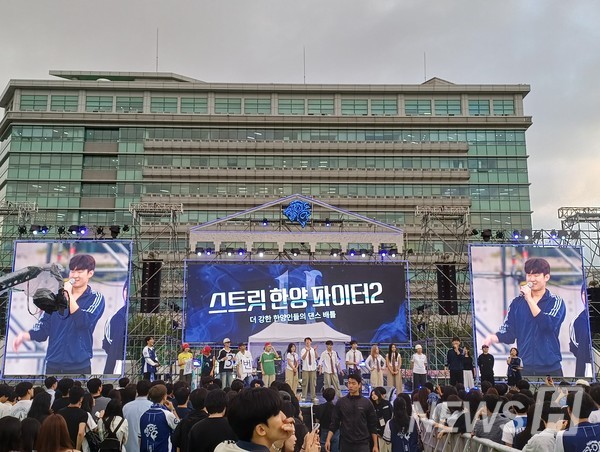 ▲ 진행자와 인터뷰하는 '스트릿 한양 파이터2' 참가자들의 모습. ﻿ⓒ 남경수 기자