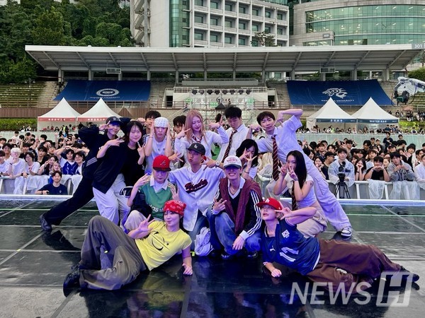 ▲ 무대를 모두 마친 세 팀의 참가자들이 관객들과 단체 사진을 찍고 있다.  ﻿ⓒ  이우진 학생