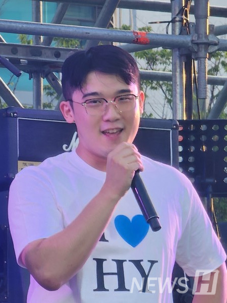 ▲ 전민규(기계공학부 4) 씨가 가면을 벗고 이어지는 공연에서 요들송을 부르고 있다. ⓒ 전민규 학생