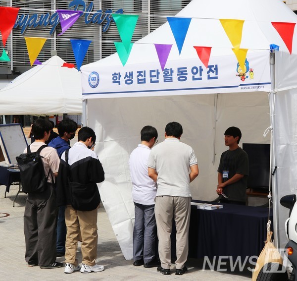 ▲ 학생 집단 활동 토토사이트 동화 코드 부스에서 운영진의 설명을 듣고 있는 학생들의 모습. ⓒ 박주희 기자