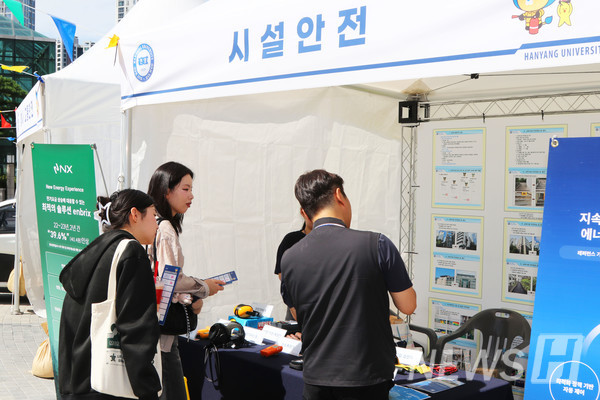 ▲ 학생들이 시설토토사이트 동화 코드팀이 수행하는 업무에 대해 살펴보고 있다. ⓒ 박주희 기자