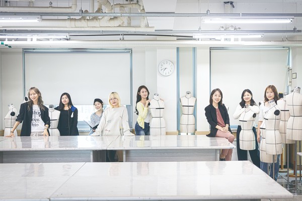 소비자 행동을 중심으로, 변화하는 리테일 환경에 던져지는 새로운 질문들을 탐구하는 '패션마케팅연구실' 구성원들.