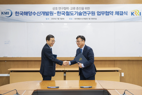 한국퍼스타 토토기술연구원은 급변하는 물류 환경과 탄소중립, 디지털 전환에 대응하기 위해 노력하고 있다. 사진은 지난 7월 진행된 해양수산개발원과의 업무협약 체결 모습.