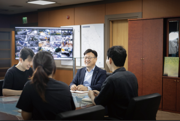 사공명 동문은 조직의 발전을 위해서는 끊임없이 도전하며 내실을 키우는 끈기, 실패를 당당하게 인정하는 용기가 필요하다고 강조한다.