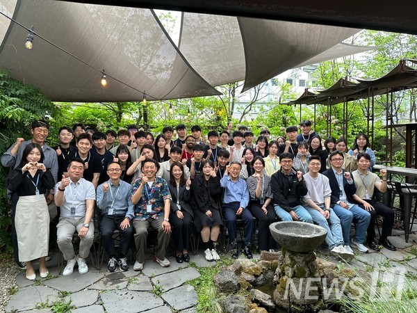 ▲ 김 교수는 “실험실에서 끝나는 시노 스 토토사이트가 아닌 산업 현장에서 쓰일 수 있는 기술을 목표로 한다”는 확고한 시노 스 토토사이트 철학을 바탕으로 시노 스 토토사이트팀을 이끌고 있다. 그는 학문적 가치와 산업적 확장성의 균형을 맞추는 ‘브릿지 시노 스 토토사이트(Bridge Research)’를 통해 시노 스 토토사이트 시너지를 창출하고 있다. ⓒ 김동원 교수