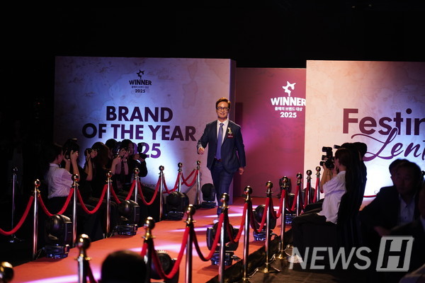 ▲ 토토사이트 대공원 Yoo said, “The desire to write better books is never fully satisfied, and I travel following the stream of desire into unknown worlds every day.” © 토토사이트 대공원 Yoo Young-man 