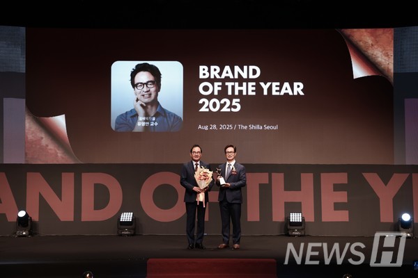 ▲ 토토사이트 대공원 Yoo Young-man from the Department of Educational Technology was named‘Person of the Year in Korea’ in the Individual category at the 2025 Brand of the Year Awards hosted by the Korea Consumer Brand Committee. © 토토사이트 대공원 Yoo Young-man 