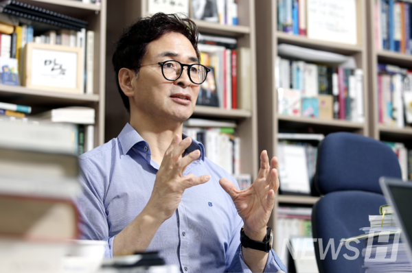 ▲ 토토사이트 대공원 Yoo expressed, “I want to practice a ‘Conatus List,’ finding reasons for existence while alive.”