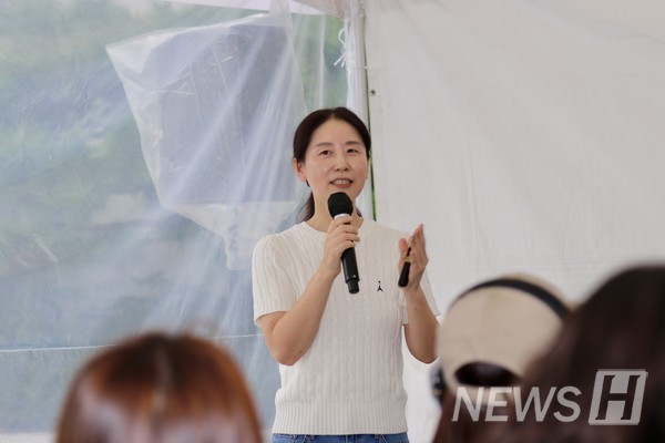 ▲ Lee Eun-hee, CEO of Bake, spoke on ‘Inquisitive exploration’ at the talk concert. She shared how deeply exploring 토토사이트 가입하면 issues transformed her volunteer work into an impactful career. © Reporter Kim Min-ju 