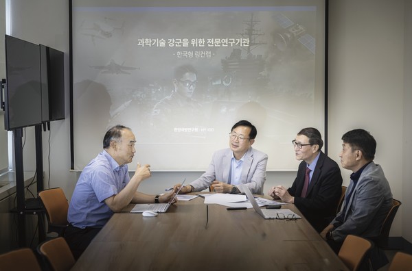 ▲ 한양국방유탑 토토사이트원(HY-IDD)은 4대 국군 조직과 협력하며 군 전력 증강과 방위산업 고부가 실현을 위한 유탑 토토사이트를 추진한다. 사진은 김태원 유탑 토토사이트원장과 전문가 자문그룹(전 전력지원체계사업단장 정대건 부장, 전 군수사령관 엄용진 자문위원, 전 육군사관학교장 전성대 자문위원)의 회의 모습.