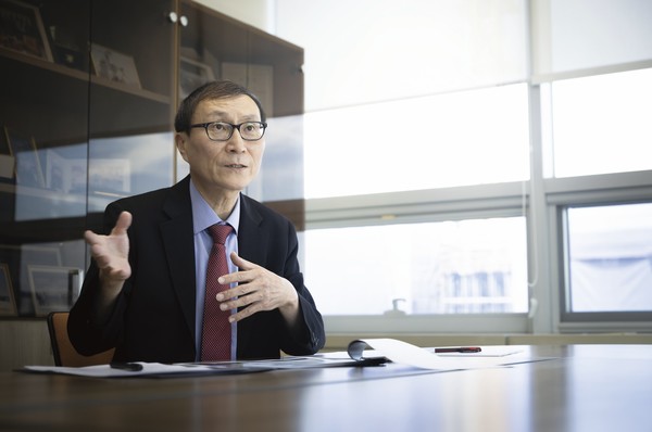 ▲ 김태원 유탑 토토사이트원장은 4차 산업혁명 기술 기반의 스마트 강군 육성을 위해서는 집단, 융합, 혁신 유탑 토토사이트를 바탕으로 한 다양한 국방 신기술 개발이 필수적이라고 밝혔다.
