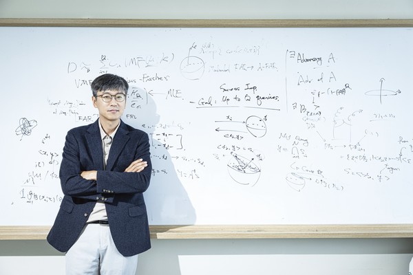 ▲ 암호학과 계산이론, 정보보호에 관심을 두고 연구를 진행 중인 서재홍 교수는 미래 사회로 나아갈수록 암호와 보안의 가치가 커진다고 강조한다.