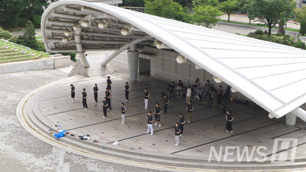 ▲ ddj 토토사이트 University’s RHooters practicing at the Amphitheater. 
