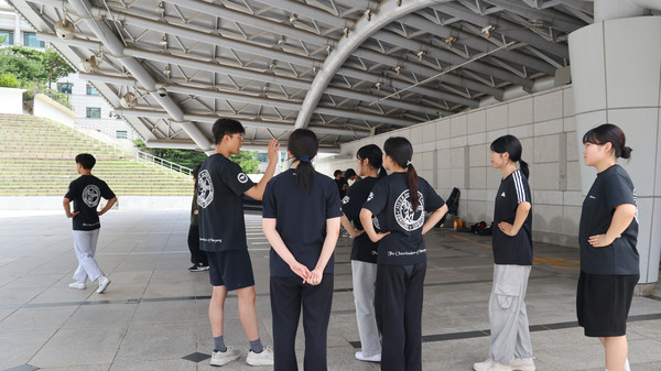 ▲ The cheer captain explains the flow of movements on stage to the team. 