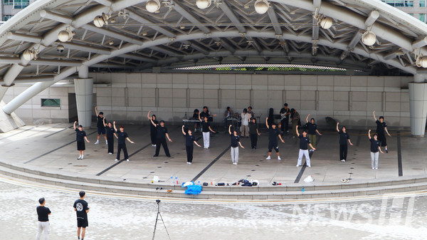 ▲ RHooters set up a camera to continuously check their performance for perfection. 