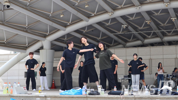 ▲ Members rehearse lines as if performing in front of a live audience. 