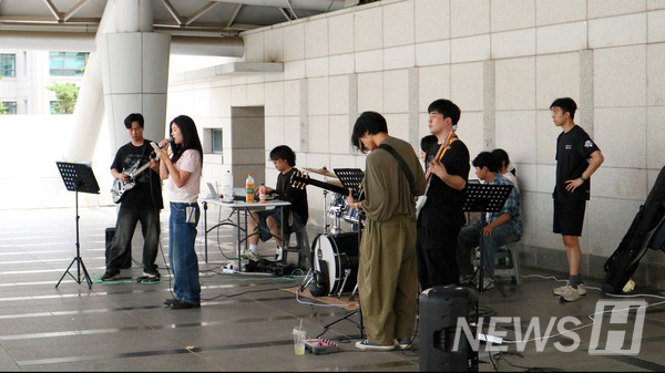 ▲ The practice continues alongside live music from the RHooters band and vocalists. 