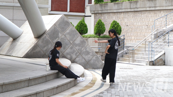 ▲ Even during short breaks, members offered each other tips and feedback. 