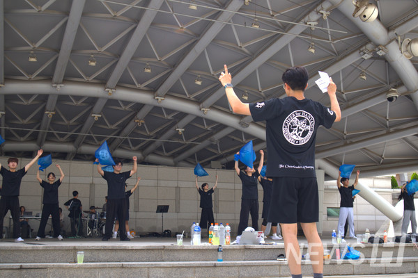 ▲ The captain's passionate directions kept the morale high. 