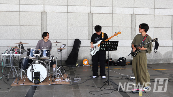 ▲ RHooters band members practice in harmony. 