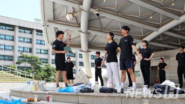 ▲ The captain giving feedback to the members. 