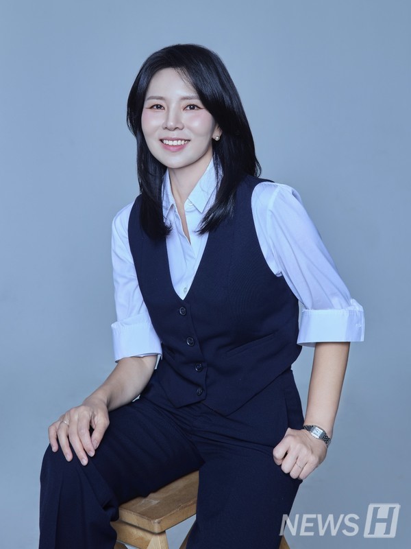 ▲ Through 토토 바카라 love of writing and constant self-exploration, Professor Kwak has drawn a multifaceted life. ⓒ Professor Kwak Jung-eun 