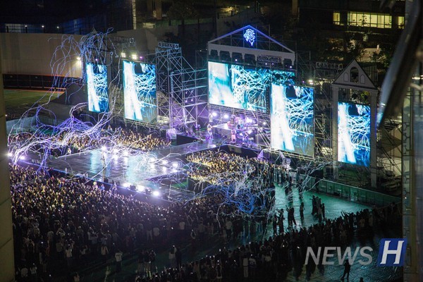 ▲ Singer WOODZ and Hanyangians unite to light up the night. ⓒ Reporter Jung Joo-hyun 