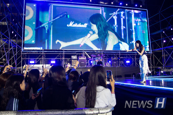 ▲ On the 토토사이트 케이벳’s second day, singer Heize made a heart shape with her hands with Hanyangians. ⓒ Reporter Jung Joo-hyun