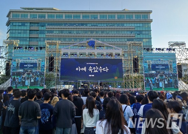 ▲ The audience watches the reveal of the first contestant who impersonated Jang Beom-jun. ⓒ Reporter Nam Kyung-soo ﻿  
