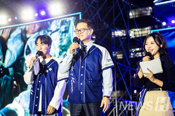 ▲ President Lee Ki-jeong answering MCs’ questions on the festival’s main stage. ⓒ Reporter Jung Joo-hyun ﻿ 