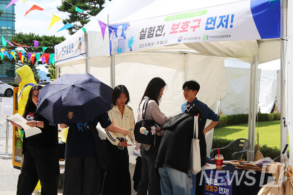 ▲ Students solving the lab safety mock test at the laboratory safety booth. ⓒ Reporter Park Joo-hee