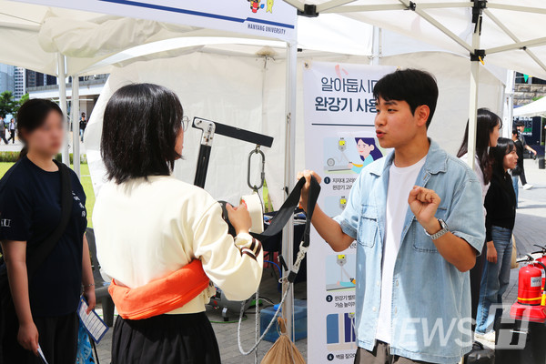 ▲ Students learning and practicing how to use emergency descent devices. ⓒ Reporter Park Joo-hee 