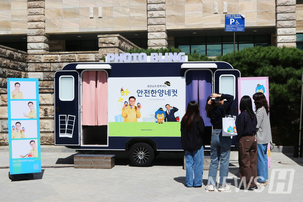 ▲ Students waiting for the ‘Safe Hanyang Four-Cut’ photo booth after the booth tour. ⓒ Reporter Park Joo-hee 