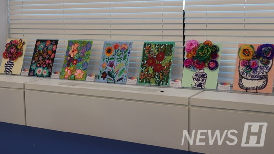 ﻿▲ 신본관 6층 '카페 이음누리' 내부에 전시된 꽃 그림들. ⓒ 하지민 기자